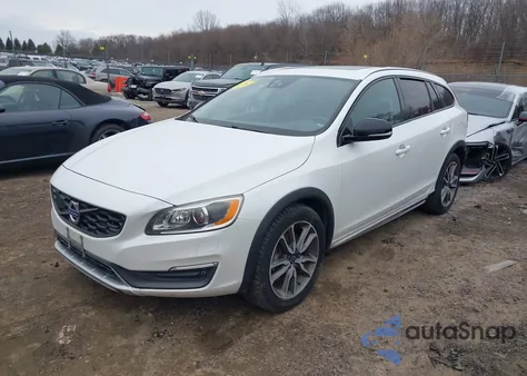 2015 Volvo V60 Cross Country T5 Platinum z USA, uszkodzony, nr VIN YV4612HM4F1000030